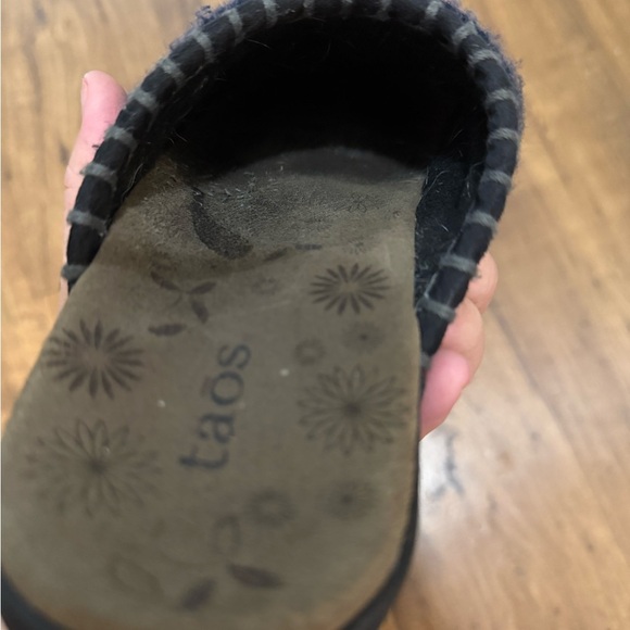 Taos Knit Patterned Slip ons size 7 - Picture 5 of 8